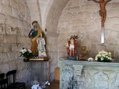 Sulla sinistra vi � la statua del Cristo risorto e accanto ad esso quella di Sant�Anna che pare essere stata realizzata da un artista della scuola napoletana